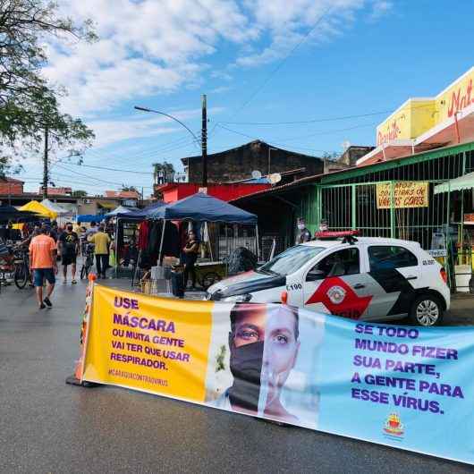 Prefeitura de Caraguatatuba orienta ambulantes e frequentadores na Feira do Rolo