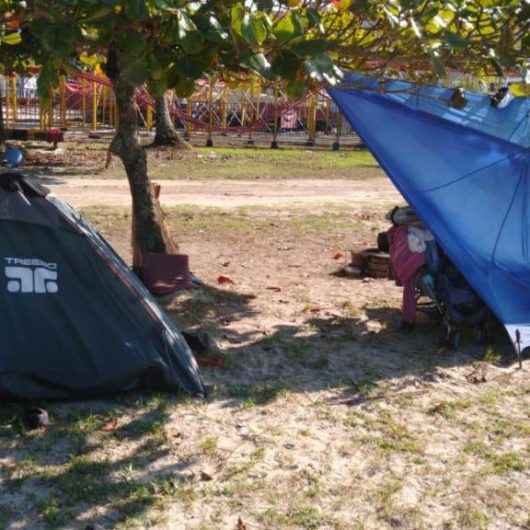 Prefeitura de Caraguatatuba desmonta acampamentos instalados na praia