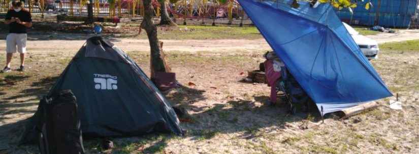 Prefeitura de Caraguatatuba desmonta acampamentos instalados na praia