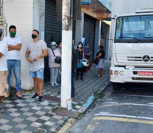 Prefeitura de Caraguatatuba notifica bancos da área central por não evitarem aglomerações