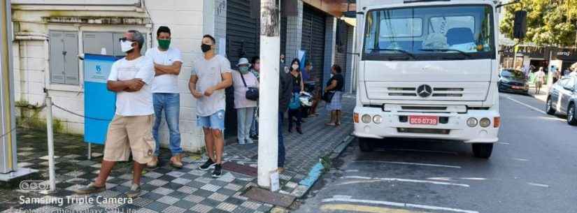 Prefeitura de Caraguatatuba notifica bancos da área central por não evitarem aglomerações