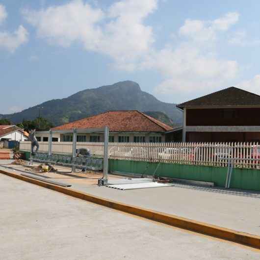 Prefeitura de Caraguatatuba inicia instalação de novos abrigos de pontos de ônibus