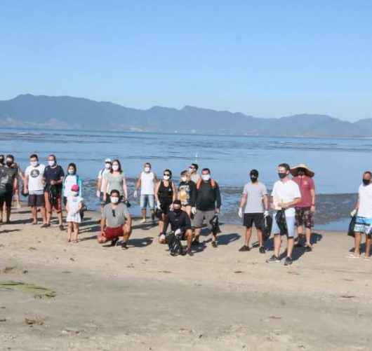 Ação da Prefeitura de Caraguatatuba e Sabesp retira mais de 400 kg de lixo da Praia do Centro