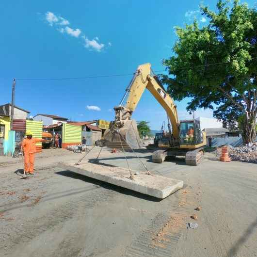 Obras de drenagem já se aproximam da Avenida Brasília