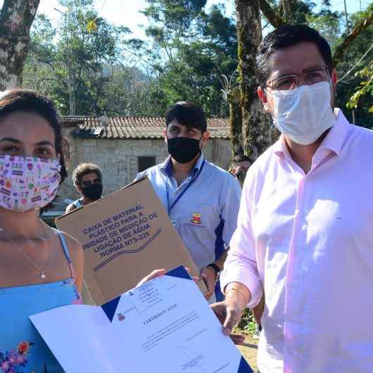 Moradores da Região Norte de Caraguatatuba recebem guia de emplacamento para ligar água e luz