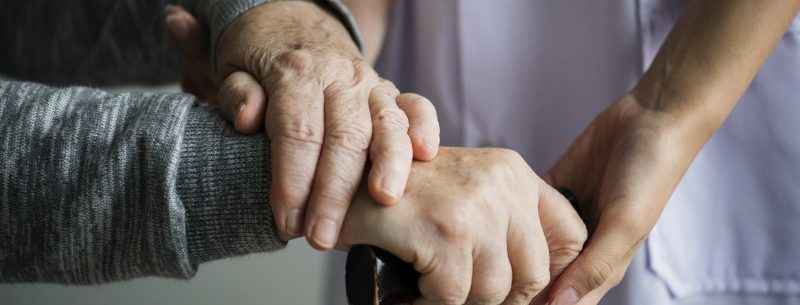 Covid-19: Caraguatatuba reacende alerta de preocupação com idosos