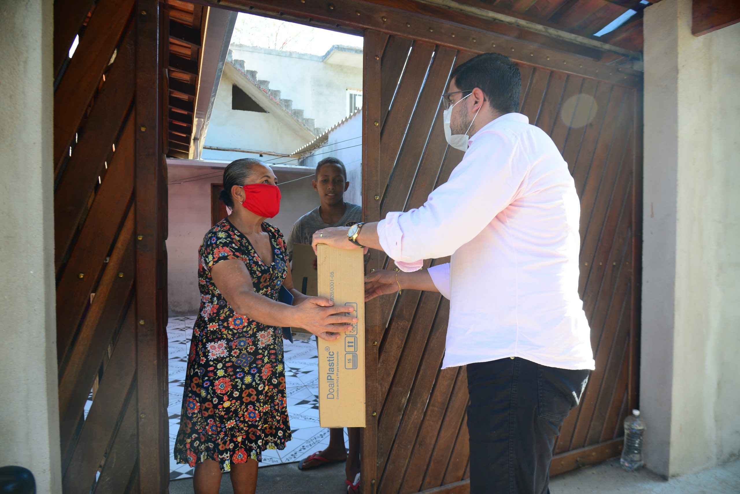 Moradores da Região Norte de Caraguatatuba recebem guia de emplacamento para ligar água e luz 