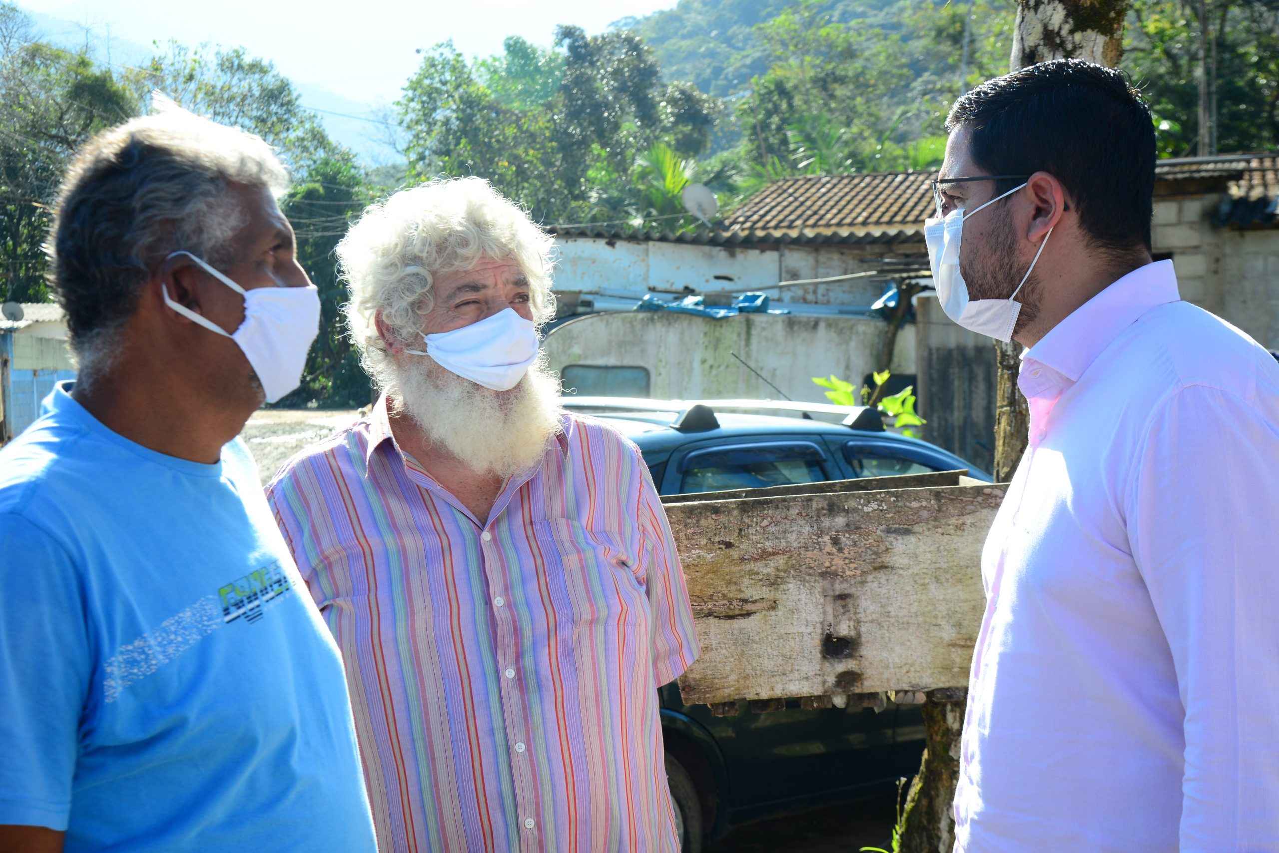 Moradores da Região Norte de Caraguatatuba recebem guia de emplacamento para ligar água e luz 