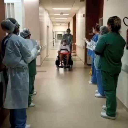 Covid-19: Três pacientes recebem alta do Hospital Regional, entre eles, mãe e filha