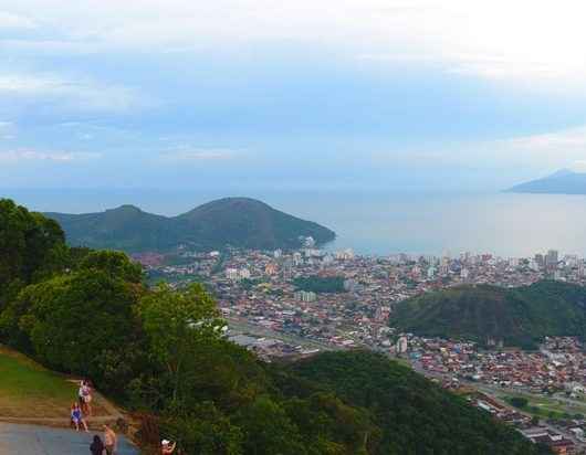 Empresa de calçados faz ação no Morro Santo Antônio para oferecer consultoria a caminhantes