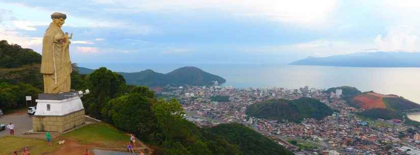 Empresa de calçados faz ação no Morro Santo Antônio para oferecer consultoria a caminhantes