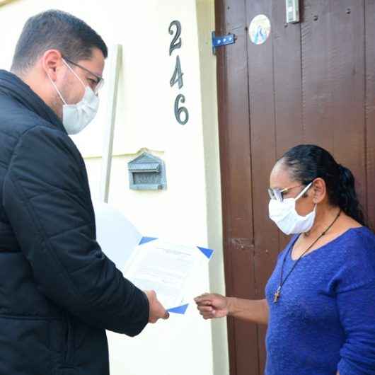 Regularização Fundiária: moradores do Balneário Maria Helena recebem título de propriedade