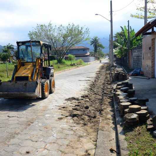 Rua do bairro Jetuba recebe instalação de rede de água da Sabesp
