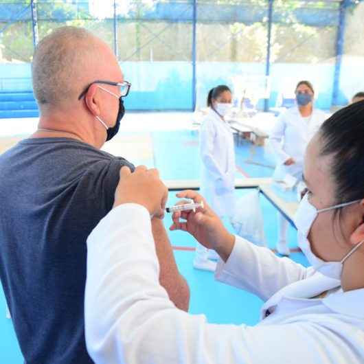 Número de adultos vacinados contra gripe em Caraguatatuba continua baixo e preocupa equipe da Vigilância