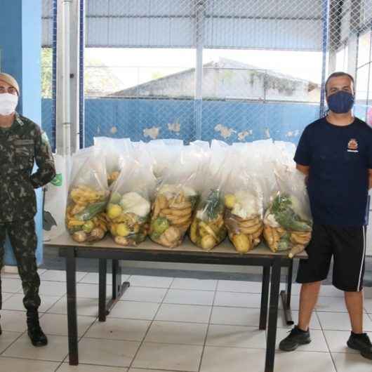 Mais 900 kits de hortifrutis são entregues em Caraguatatuba com ajuda do Exército