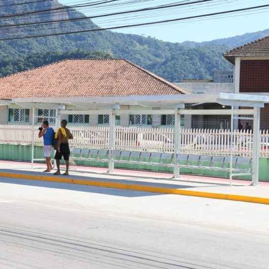 Novos abrigos de ônibus recebem vidro e cobertura; antigos serão reformados