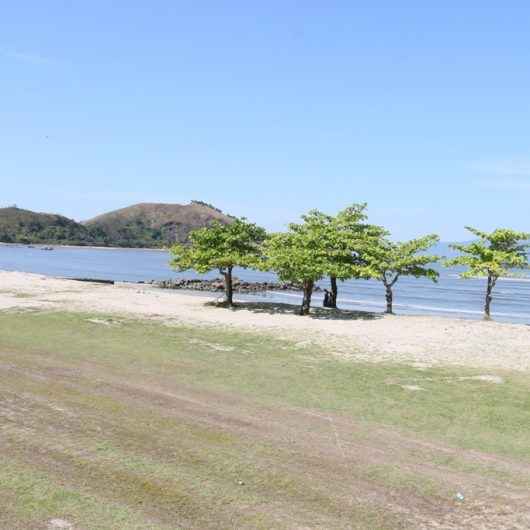 Prefeitura de Caraguatatuba e Sabesp fazem parceria para limpar Praia do Centro