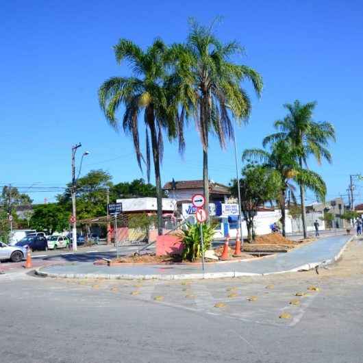 Prefeitura de Caraguatatuba continua obras de revitalização de praças e margens do Rio Santo Antônio