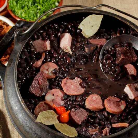 Feijoada Solidária da Sabesp tem drive thru e doações para Fundo Social de Caraguatatuba