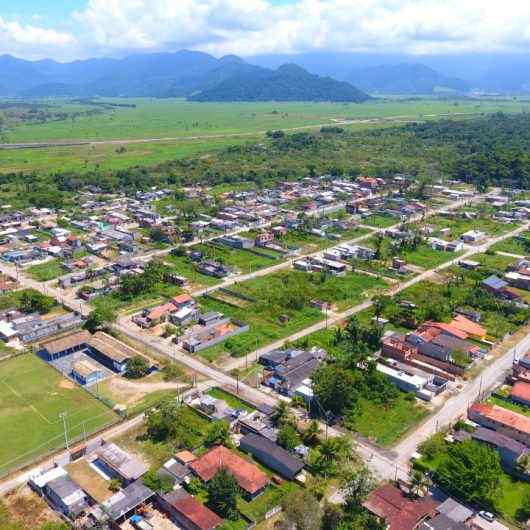 Prefeitura de Caraguatatuba cadastra moradores do Rio Marinas para instalação de luz e água