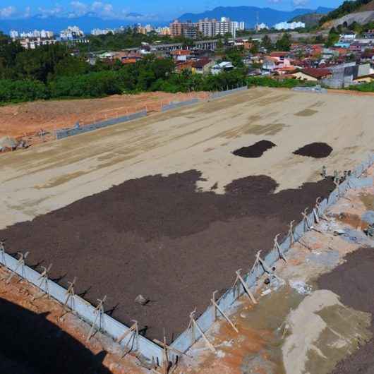 Prefeitura continua com obras do campo de futebol e arquibancada na Casa Branca