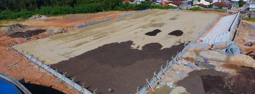 Prefeitura continua com obras do campo de futebol e arquibancada na Casa Branca