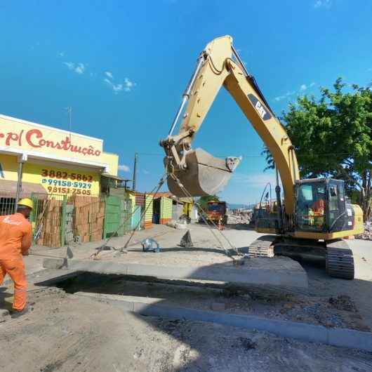 Obras de drenagem na Avenida Brasília seguem em andamento