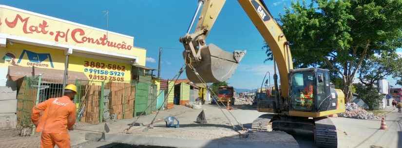 Obras de drenagem na Avenida Brasília seguem em andamento