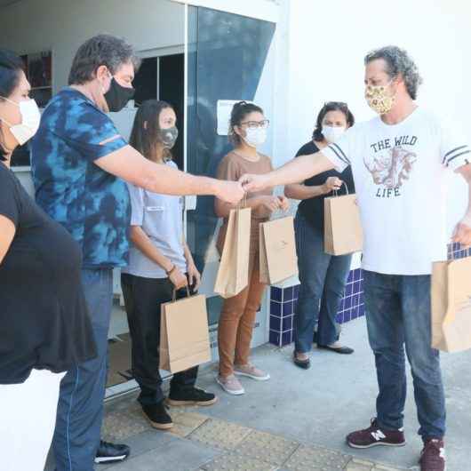 Caraguatatuba: Equipe que monitora pacientes com Covid-19 recebe homenagem surpresa da Rede Colabora Litoral Caraguatatuba: Equipe que monitora pacientes com Covid-19 recebe homenagem surpresa da Rede Colabora Litoral