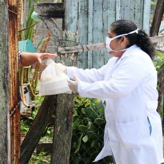 Prefeitura de Caraguatatuba já entregou cerca de 2,2 mil kits refeição para idosos e pessoas com deficiência em suas casas