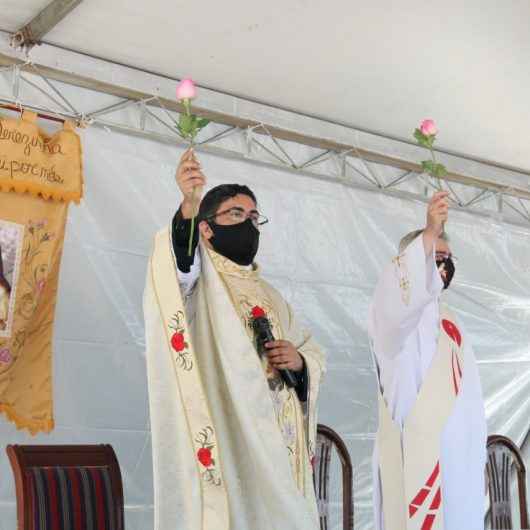 Festa de Santa Terezinha tem missa campal no Complexo do Camaroeiro, em Caraguatatuba