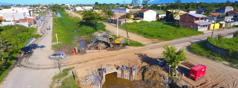 Prefeitura executa desassoreamento de córrego e instalação de aduelas para escoamento de águas no Santamarina