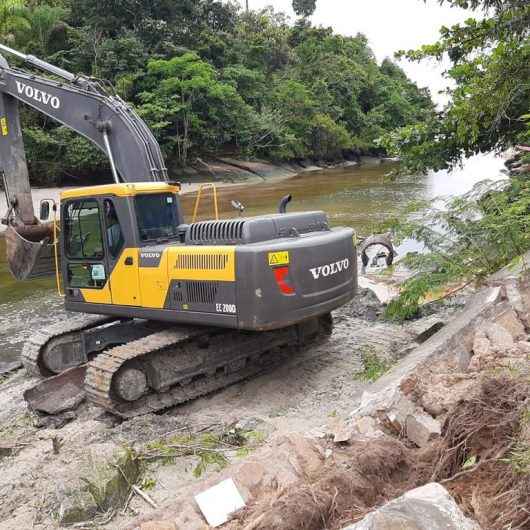 Prefeitura de Caraguatatuba revitaliza margens do Rio Guaxinduba, no bairro Martim de Sá