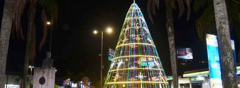 Caraguatatuba entra em clima natalino com luzes e árvores de Natal