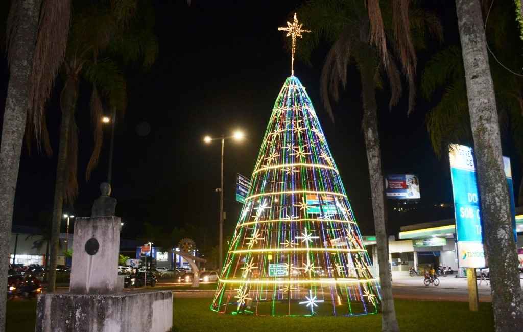 Caraguatatuba entra em clima natalino com luzes e árvores de Natal –  Prefeitura de Caraguatatuba