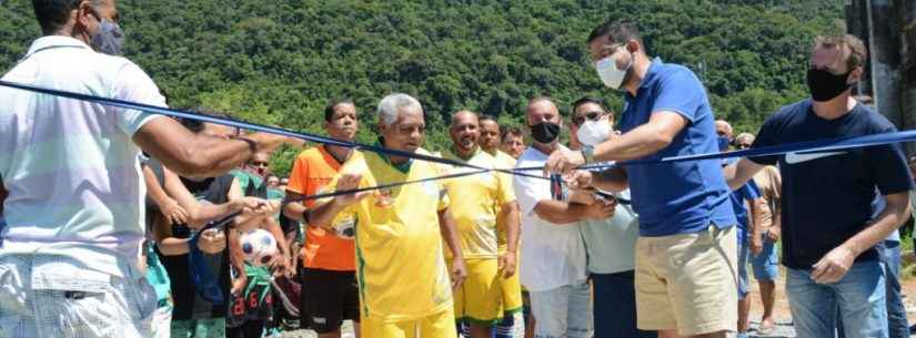 Prefeitura entrega campo oficial com arquibancada no Casa Branca