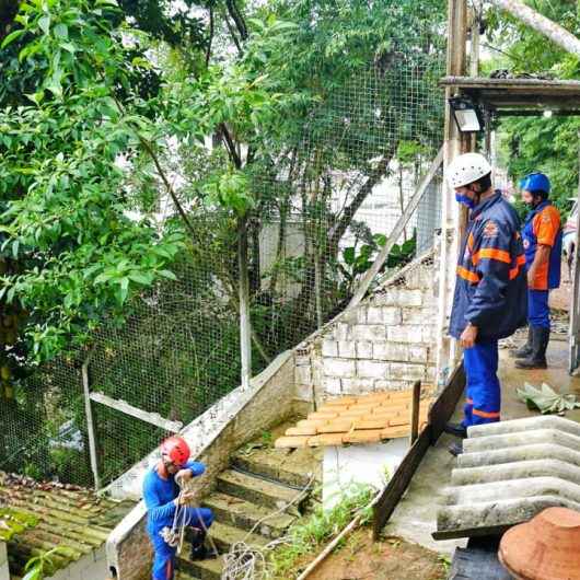 Equipes da Defesa Civil de Caraguatatuba vistoriam áreas de risco