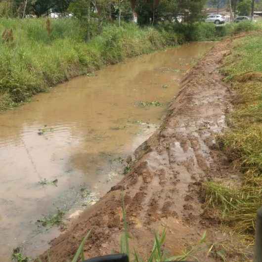 Prefeitura recebe limpeza e desassoreamento de vala no bairro Jetuba