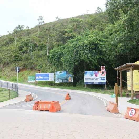 Prefeitura de Caraguatatuba coloca controladores de acesso no Morro Santo Antonio e Complexo do Camaroeiro