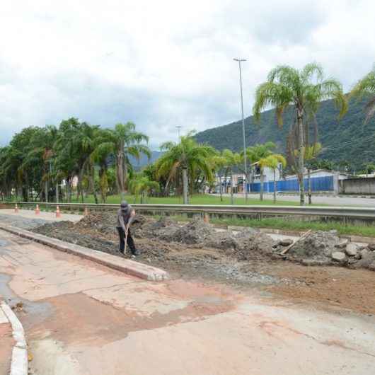 Obras de prolongamento de rede de esgoto são executadas na Prainha