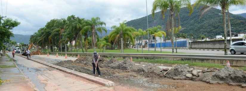 Obras de prolongamento de rede de esgoto são executadas na Prainha