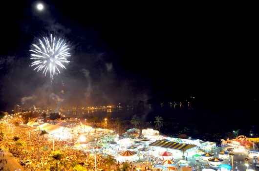Réveillon em Caraguatatuba sem a tradicional queima de fogos na Avenida da Praia Réveillon em Caraguatatuba sem a tradicional queima de fogos na Avenida da Praia