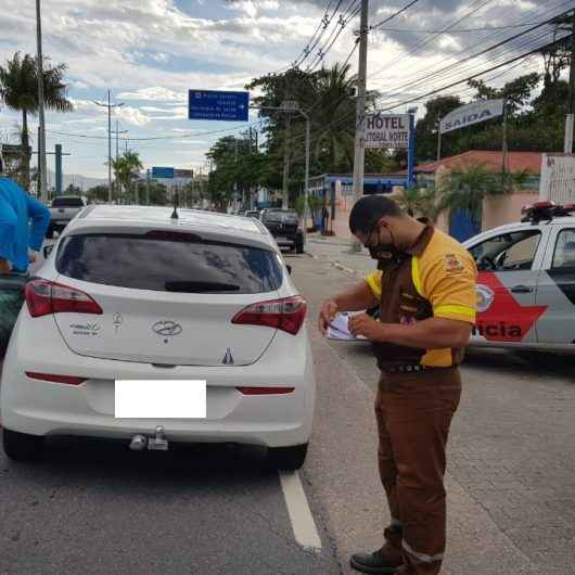 Blitz fiscaliza motoristas de aplicativos em Caraguatatuba