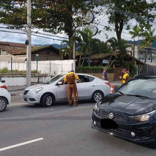 Blitz fiscaliza motoristas de aplicativos em Caraguatatuba