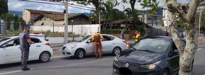 Blitz fiscaliza motoristas de aplicativos em Caraguatatuba