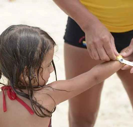 Prefeitura orienta banhistas sobre cuidados com crianças na praia e o que fazer se achar criança perdida