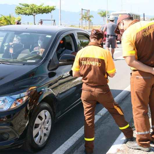 Blitz fiscaliza motoristas de aplicativos em Caraguatatuba