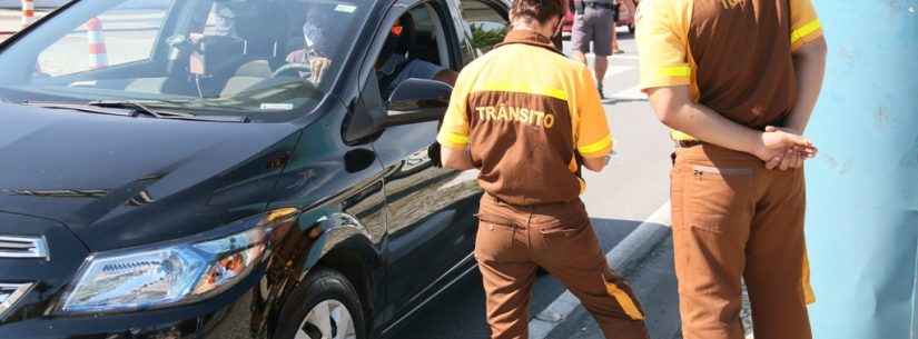 Blitz fiscaliza motoristas de aplicativos em Caraguatatuba