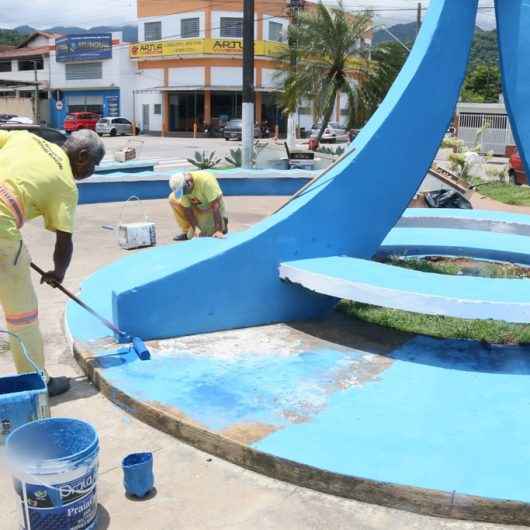 Prefeitura realiza pintura de praças da região central de Caraguatatuba