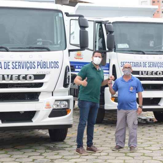 Prefeitura adquire seis novos caminhões para limpeza pública nos bairros